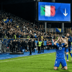 Jugadores de la selección italiana lamentan la descalificación.