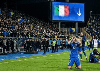 Jugadores de la selección italiana lamentan la descalificación.
