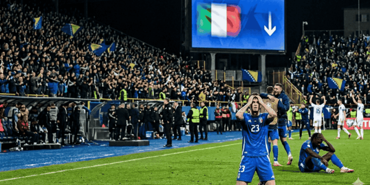 Jugadores de la selección italiana lamentan la descalificación.