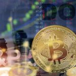 Monedas de bitcoin acompañada de gráficos bursátiles.