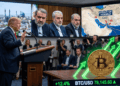 Un Bitcoin dorado con flechas verdes ascendentes en primer plano. Al fondo, Donald Trump habla en un podio frente a pantallas con funcionarios iraníes escépticos, un mapa del Estrecho de Ormuz y paisajes de Irán. La imagen vincula la tensión geopolítica con el auge de las criptomonedas.