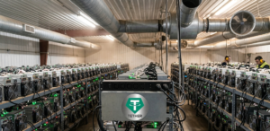 Granja de minerรญa de criptomonedas con filas de ASIC miners y el logo de Tether en primer plano.