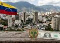 Moneda de USDT junto a un billete de 1 dolar, de fondo estando Caracas y la bandera de Venezuela.