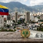 Moneda de USDT junto a un billete de 1 dolar, de fondo estando Caracas y la bandera de Venezuela.