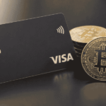 Imagen de una tarjeta VISA con unas monedas de bitcoin.
