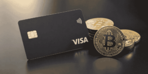 Imagen de una tarjeta VISA con unas monedas de bitcoin.