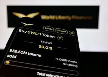 Teléfono con la página web de WLFI junto a su logo.