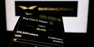 Teléfono con la página web de WLFI junto a su logo.