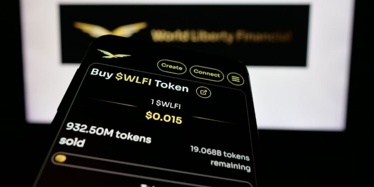 Teléfono con la página web de WLFI junto a su logo.