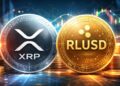 Una moneda física de XRP junto a una de RLUSD