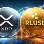 Una moneda fรญsica de XRP junto a una de RLUSD