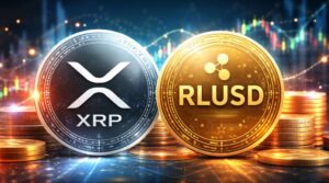 Una moneda física de XRP junto a una de RLUSD