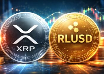 Una moneda física de XRP junto a una de RLUSD