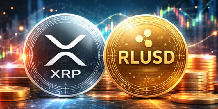 Una moneda física de XRP junto a una de RLUSD