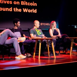 Panel de discusión sobre Bitcoin con cinco conferencistas en el escenario de "BTCHEL 2026".