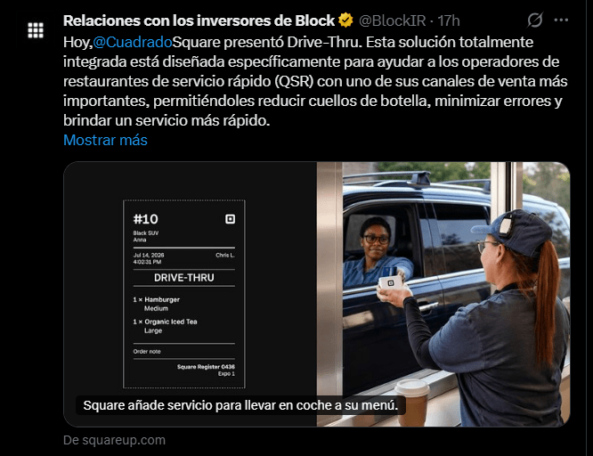 Empleado de restaurante de comida rápida entregando un pedido a través de la ventanilla de autoservicio junto a una pantalla de confirmación de pagos con bitcoin.