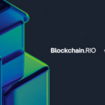 Portada del evento Blockchain RIO con fondo oscuro y diseño de cubos translúcidos en tonos verdes y azules a la izquierda.