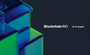 Portada del evento Blockchain RIO con fondo oscuro y diseño de cubos translúcidos en tonos verdes y azules a la izquierda.