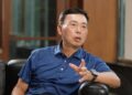 Duan Yongping dando una entrevista.