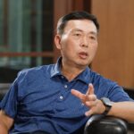 Duan Yongping dando una entrevista.