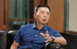 Duan Yongping dando una entrevista.