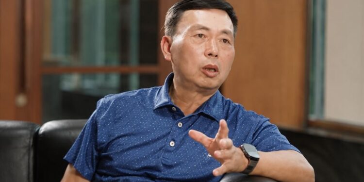 Duan Yongping dando una entrevista.