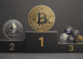 bitcoin en primer lugar en un podio.