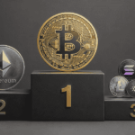 bitcoin en primer lugar en un podio.