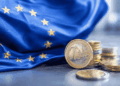 Bandera de la Unión Europea y unos euros.