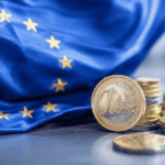 Bandera de la Unión Europea y unos euros.
