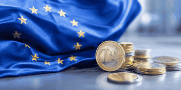 Bandera de la Unión Europea y unos euros.