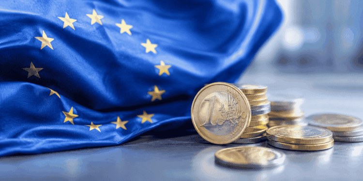 Bandera de la Unión Europea y unos euros.