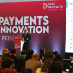 Orador en el podio durante el Foro Internacional Payments Innovation en Perú ante una audiencia.