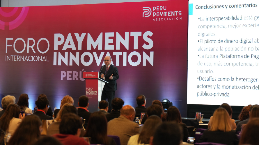 Orador en el podio durante el Foro Internacional Payments Innovation en Perú ante una audiencia.