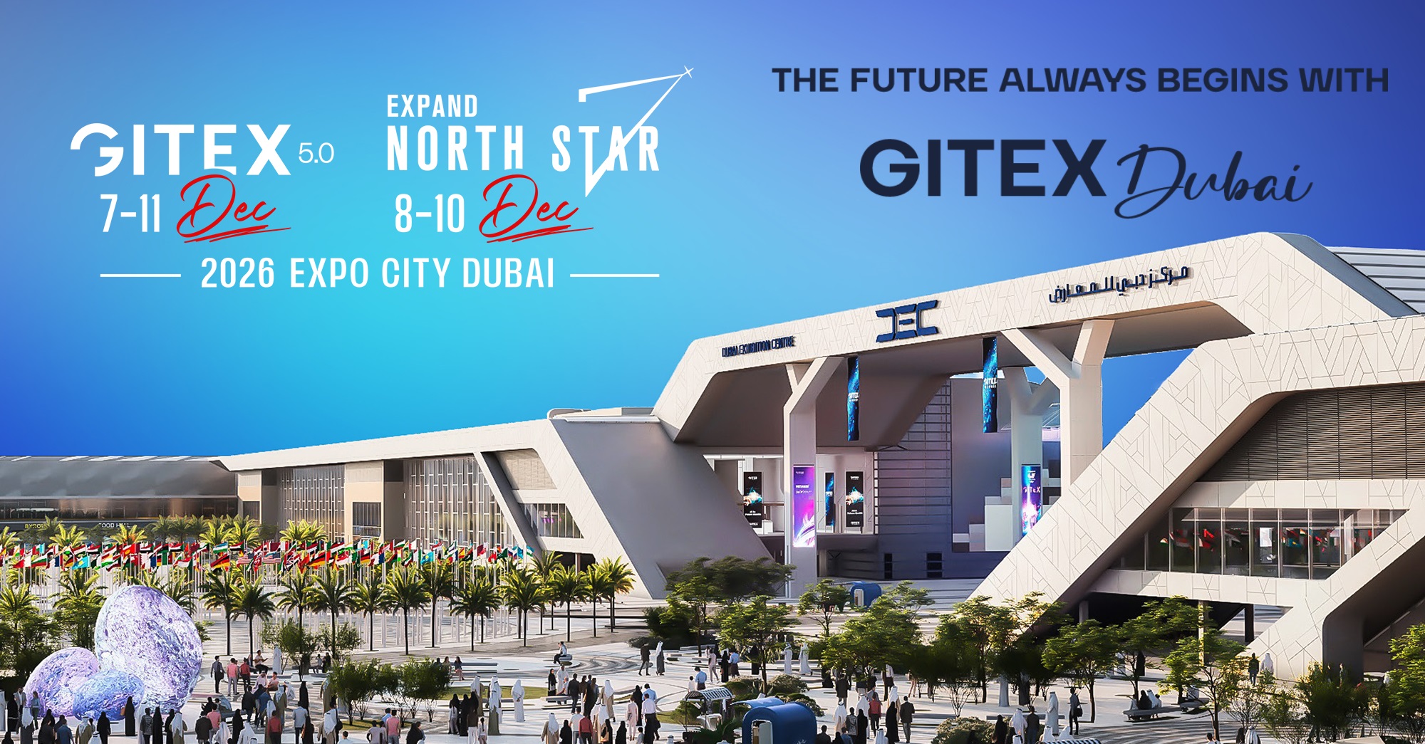 ### Texto Alternativo (Alt Text) > Vista panorámica exterior del recinto de exposiciones en Expo City Dubai durante el evento GITEX Global, bajo un cielo azul brillante y con banderas internacionales ondeando al frente.
