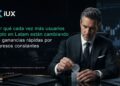 Banner de IUX, traders de Latam cambian su mentalidad, a la derecha un hombre de traje en su oficina, apilando monedas de Bitcoin