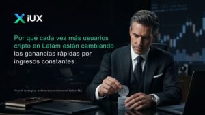 Banner de IUX, traders de Latam cambian su mentalidad, a la derecha un hombre de traje en su oficina, apilando monedas de Bitcoin