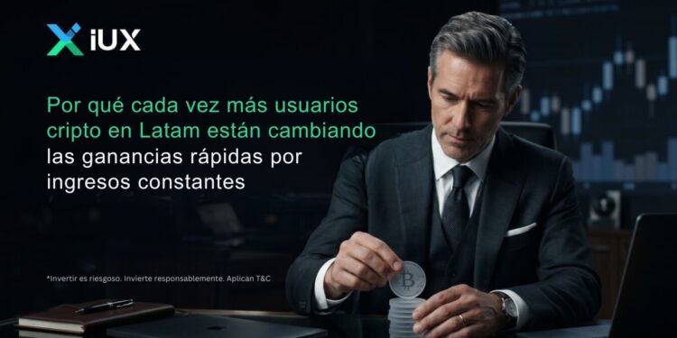Banner de IUX, traders de Latam cambian su mentalidad, a la derecha un hombre de traje en su oficina, apilando monedas de Bitcoin