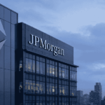 Edificio de JPMorgan con logo de Ethereum.