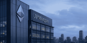 Edificio de JPMorgan con logo de Ethereum.