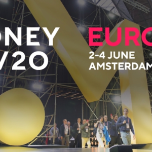 Banner de Money20/20 Europe, 2-4 de junio, Ámsterdam, con asistentes en un gran escenario.