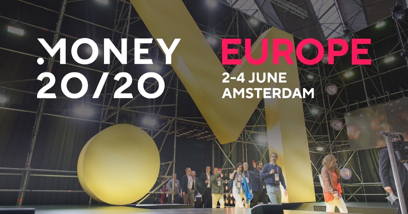 Banner de Money20/20 Europe, 2-4 de junio, Ámsterdam, con asistentes en un gran escenario.