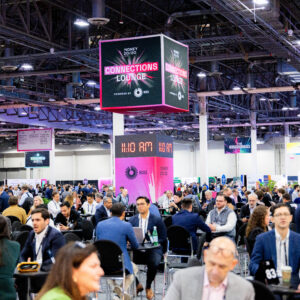 Vista general de la gran multitud de asistentes en el "Connections Lounge" de Money20/20 USA.