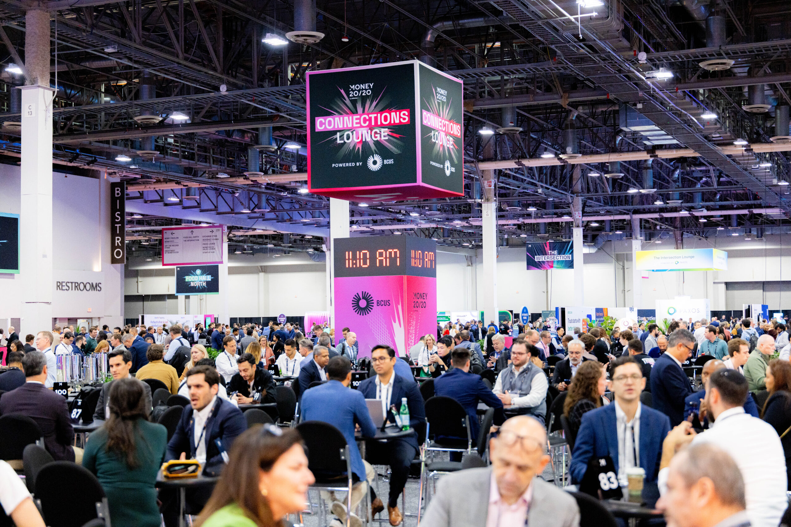 Vista general de la gran multitud de asistentes en el "Connections Lounge" de Money20/20 USA.