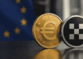 Bandera de la Unión Europea, junto con el logo de OKX y el euro.