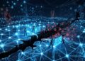 Una representación visual de una red descentralizada en un espacio digital oscuro, compuesta por nodos brillantes de color azul cian interconectados por líneas de luz. Una gran grieta oscura y orgánica atraviesa el centro de la red, simbolizando el exploit que afectó las ofertas activas. Dentro de esta brecha, algunos nodos se tornan de un color rojo intenso, representando la vulnerabilidad aprovechada. Alrededor de la fractura, varias figuras humanoides digitales con trajes técnicos trabajan activamente utilizando pantallas de luz flotantes y herramientas de energía para reparar el tejido de la red y contener el daño, reflejando las medidas de emergencia y el desarrollo del hotfix por parte del equipo de Bisq. La composición en formato 16:9 evoca una atmósfera de crisis técnica bajo control en un entorno de alta tecnología.