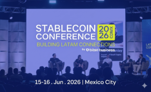 Conferencia sobre Stablecoins en Ciudad de México con panelistas en el escenario y público presente.