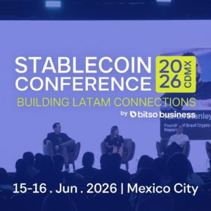 Conferencia sobre Stablecoins en Ciudad de México con panelistas en el escenario y público presente.