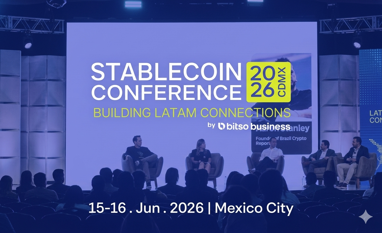 Conferencia sobre Stablecoins en Ciudad de México con panelistas en el escenario y público presente.