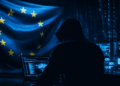 Bandera de la UE con un hacker.